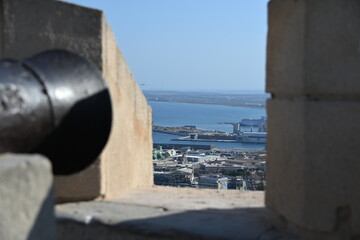 Naklejka premium antyczna żeliwna armata patrzy na miasto z zamku sw barbary w Alicante