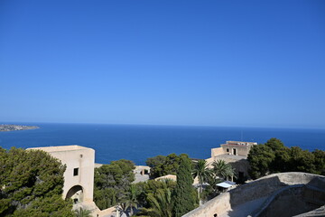 malowniczy widok z zamku barbry w Alicante na morze i zieleń © Miroslaw