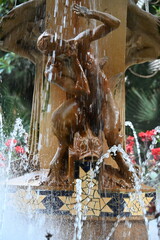 fontanna woda ludzkie postacie kobieta mężczyzna dziecko gołąb na głowie © Miroslaw