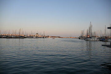 port jachty woda przed zachodem słońca