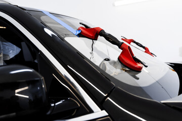 Windshield technicians rely on vacuum lifters for glass removal. Windshield removal and...