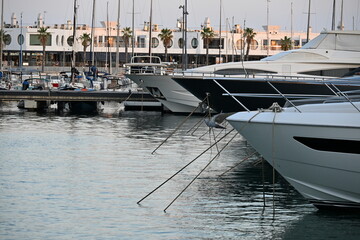 kotwica na jachcie zacumowanym w porcie woda © Miroslaw