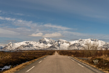 Strasse quer &uuml;ber die Insel Gimsoya auf den Lofoten in Nordnorwegen