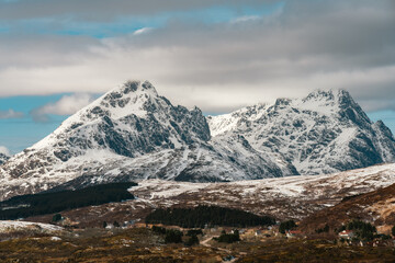 Verschneite Berge bei tr&uuml;bem Himmel