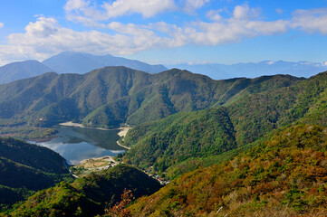 御坂山地の五湖山から眺める秋の山地と精進湖
