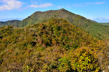 御坂山地の五湖山から眺める山梨百名山　紅葉の三方分山
