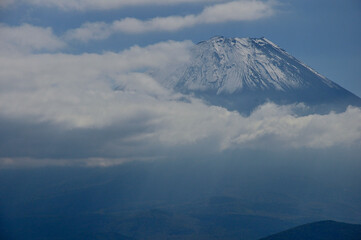御坂山地の三方分山山頂より　雲に紛れる富士山
