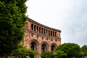 Obraz premium Government building in Republic Square, Yerevan, Armenia – neoclassical architecture with pink tufa stone and colonnade under overcast sky.