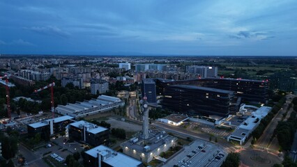 Obraz premium A captivating aerial view of a sprawling urban landscape at dusk, showcasing modern architecture under a serene twilight sky.