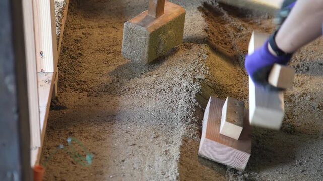 	土間づくりをする様子