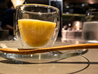 スタイリッシュな器に注がれたコーンポタージュ