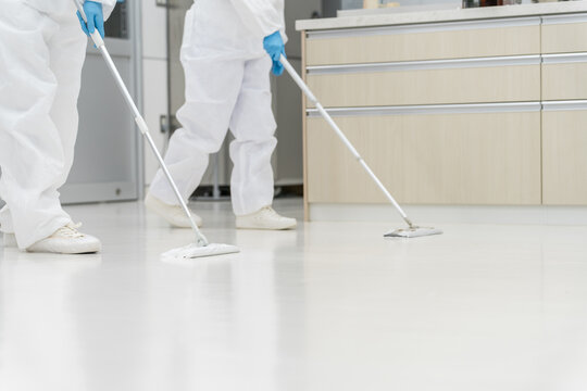 防塵服を着て除菌清掃する清掃員
