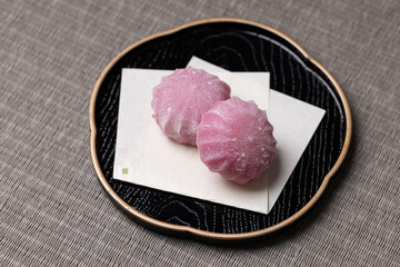 畳に置かれた桃色の和菓子
