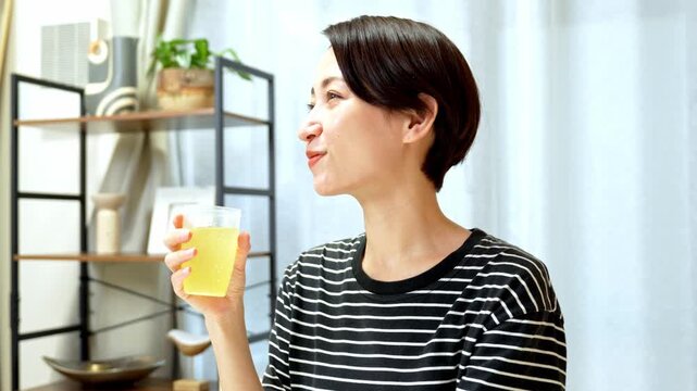 飲み物を持つ女性