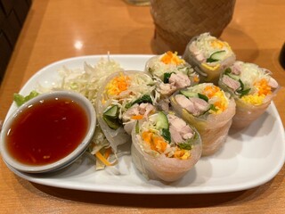 美味しそうな鶏肉入りの生春巻き・タイ料理