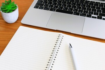 ビジネスアイテム　ノートとパソコン　デスクワーク　オフィスワーク
