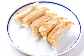 焼き餃子 - 外がパリパリ、中がジューシー、焦げ目がおいしそうな焼きギョウザ
