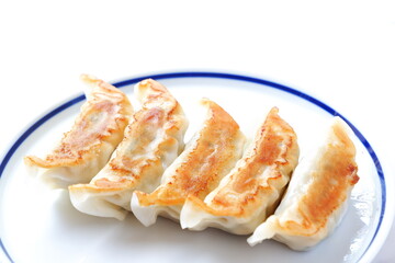 焼き餃子 - 外がパリパリ、中がジューシー、焦げ目がおいしそうな焼きギョウザ
