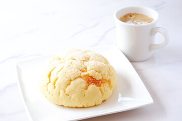 メロンパンとコーヒー - おいしそうなメロンパンと、淹れたてのコーヒーで、おやつの時間
