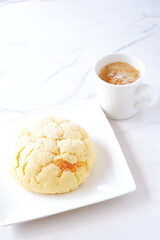 メロンパンとコーヒー - おいしそうなメロンパンと、淹れたてのコーヒーで、おやつの時間
