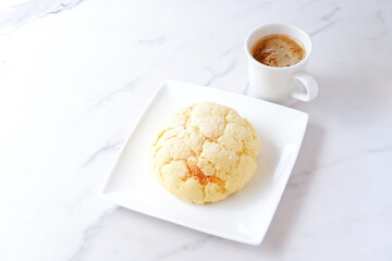 メロンパンとコーヒー - おいしそうなメロンパンと、淹れたてのコーヒーで、おやつの時間
