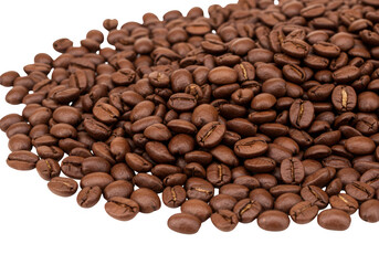 Naklejka premium A pile of roasted coffee beans scattered on a transparent background