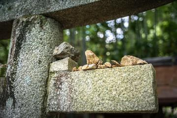 鳥居の上に乗った石 神社