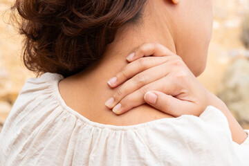 The woman had neck pain, shoulder pain, and Cervical Spondylosis sHe used her hands to massage the...