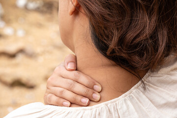 The woman had neck pain, shoulder pain, and Cervical Spondylosis sHe used her hands to massage the...