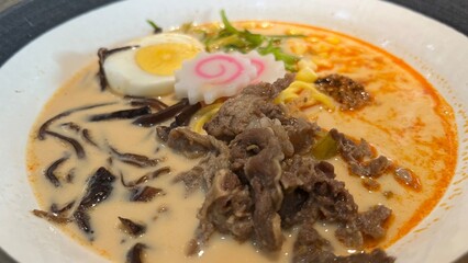 Mi ramen dan telur rebus