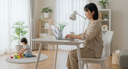 リモートワークと子育てを両立する女性