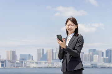 スマートフォンで調べるビジネスウーマン