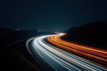 Obraz premium Nighttime Winding Highway: Blurred Motion of Headlights and Taillights in Long Exposure