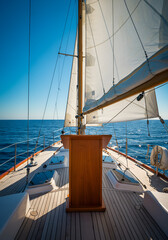 Obraz premium Sailboat's deck on a bright day