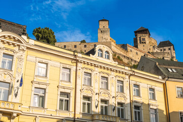Hotel Elizabeth mit der Burg Trencin im Hintergrund, Kulturhauptstadt 2026, Trenčín, Slowakei