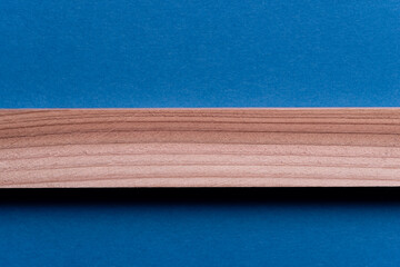 赤背景に置いてある木の板