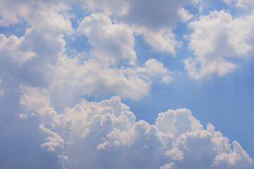 夏の晴れた空と雲