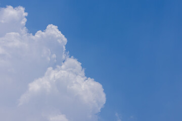 夏の晴れた空と雲