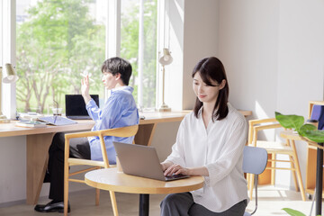 コワーキングスペースで働く人々