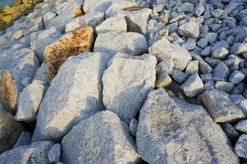 a rock cliff arranged to prevent wave erosion. tetrapods photo Arranged randomly to prevent erosion on the shoreline and hold back large waves.