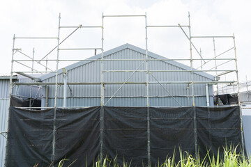 倉庫の修繕工事の足場・メッシュシート設置(正面)
