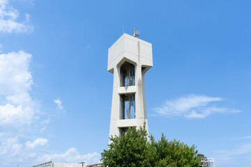 青空と昭和時代に立てられた給水塔
