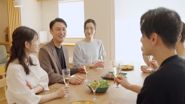 ホームパーティーをする男女
