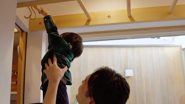 子供と遊ぶパパ