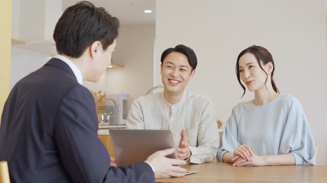 不動産営業マンと客夫婦
