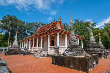 Obraz premium Wat Khongkharam is a historic temple in Ratchaburi, Thailand, with a history of over 200 years. Known for its old murals and peaceful charm, it reflects rich Thai culture and Buddhist tradition.