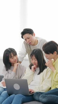 スマホを見ながら困った表情の小学生の女の子の家族