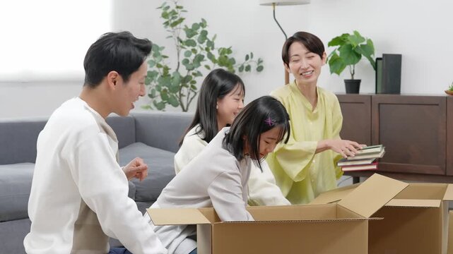 家族、荷造り、梱包、ファミリー、子供、荷物、引っ越し、荷作り、荷解き、引越し、親子、新生活、リサイクル、廃品回収、不用品、断捨離、コンマリ、小学生、女の子、子ども、育児、子育て、笑顔、ダンボール箱、荷づくり、配送、宅配便、宅急便、ボランティア、SDGs、デリバリー、転居、ライフスタイル、買取、オークション、フリマ、フリーマーケット、寄付、お手伝い、包装、割れもの、日本人、室内、住宅、粗大ゴミ、リビ
