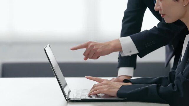 DX、IT、ノートパソコン、ビジネス、タイピング、ミーティング、チェック、指導、デジタル、PC、指示、確認、キーボード、入力、チームワーク、グループ、ビジネスパーソン、システム、プログラミング、開発、ソフトウェア、データ、トランスフォーメーション、人材、スキル、コピースペース、同僚、企業、経営、マネジメント、アドバイザー、コンサルタント、指さす、ディレクション、サポート、オフィス、会社員、インター