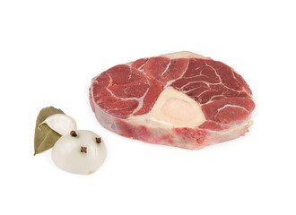 tranche de Barret de boeuf cru avec os sur fond blanc
